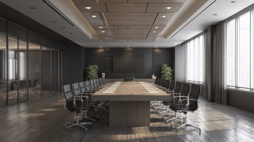 Sala de juntas amplia con mesa larga preparada para una asamblea de propietarios